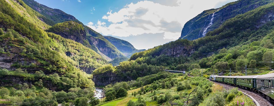 Teaserbild Bahn Reise Tal grüne Wiese