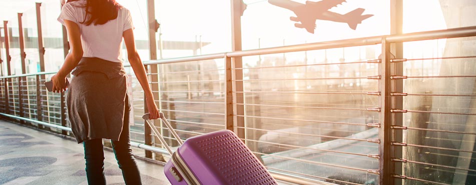 Teaserbild Flughafenparken Frau mit Trolley