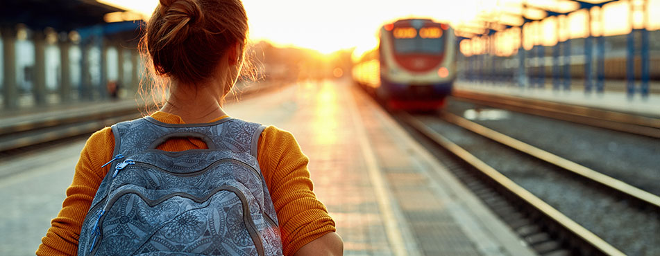 Teaserbild Hotel und Bahn Bahnhof ankommender Zug